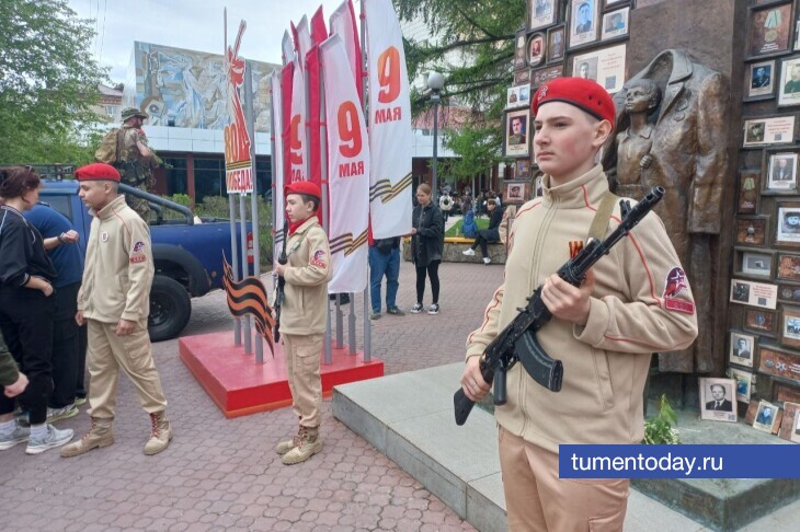 Выставку военного оружия представили на площади Губкина в Тюмени