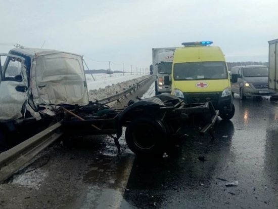 На трассе Тюмень – Ханты-Мансийск в ДТП с грузовиком пострадал дорожный рабочий