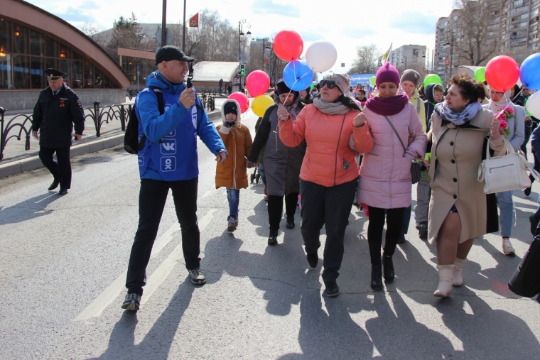 Журналист Сергей Кузнецов успевает вести трансляцию и общаться с участниками шествия.