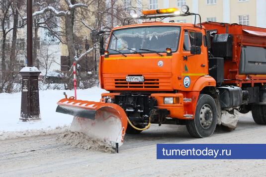 В новогодние праздники на уборку тюменских трасс вышло около 900 единиц техники