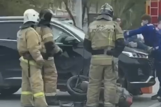 В Тюмени на улице Луначарского автомобиль сбил 22-летнего мотоциклиста