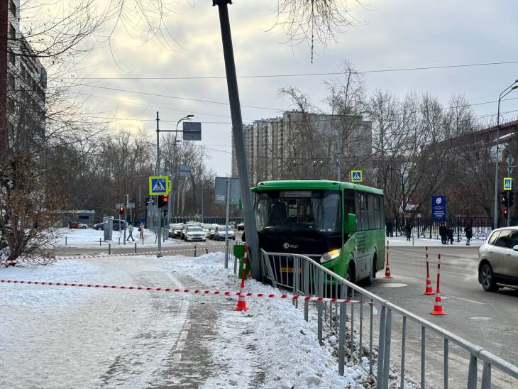 10 человек пострадали в ДТП с автобусом на улице Малыгина в Тюмени: что известно