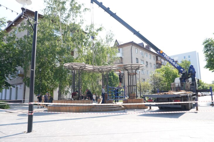 В Тюмени демонтируют сцену на улице Дзержинского