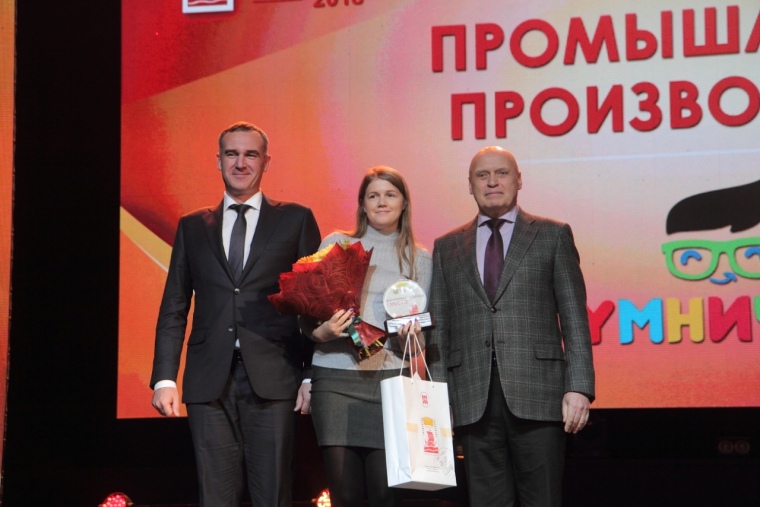  Алена Будылдина получила награду из рук Руслана Кухарука и Евгения Заболотного. Фото Валерия Бычкова. 