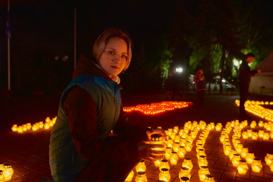 В Тюмени «Волонтеры победы» зажгли 1 418 памятных свечей