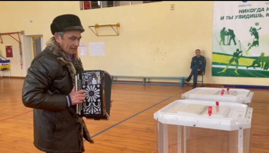 В выборах президента России поучаствовал лучший гармонист Тюменской области