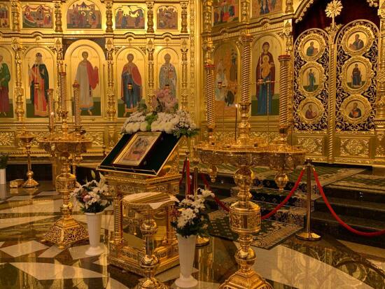 Александр Моор посетил Свято-Троицкий кафедральный собор в Сургуте