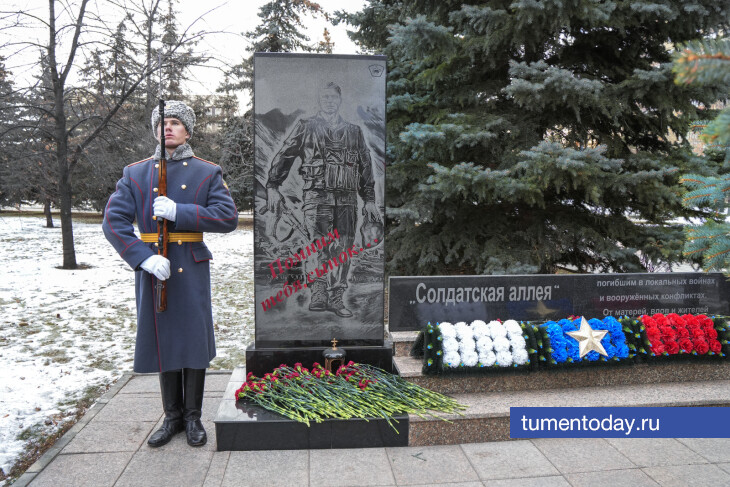 В Тюмени у Вечного огня зажгли свечи и возложили цветы в преддверии 80-летия Победы