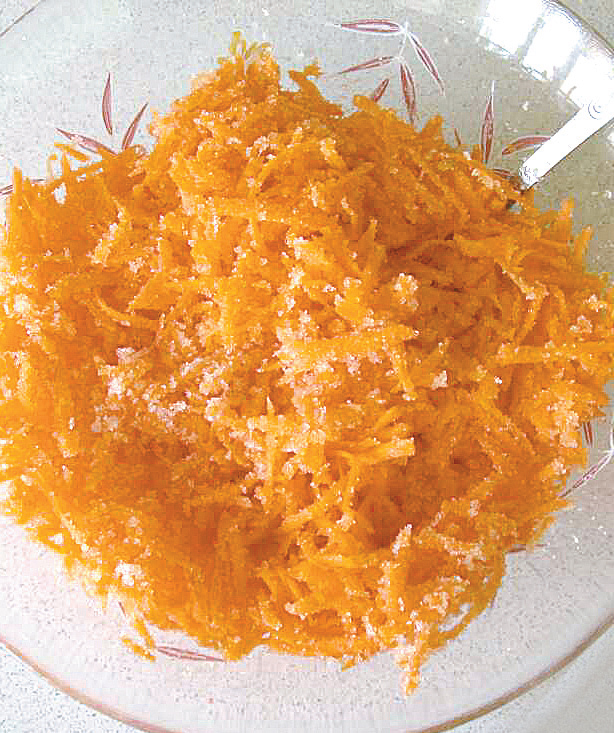 Тертую морковь перемешать с сахаром и дать постоять 30 минут