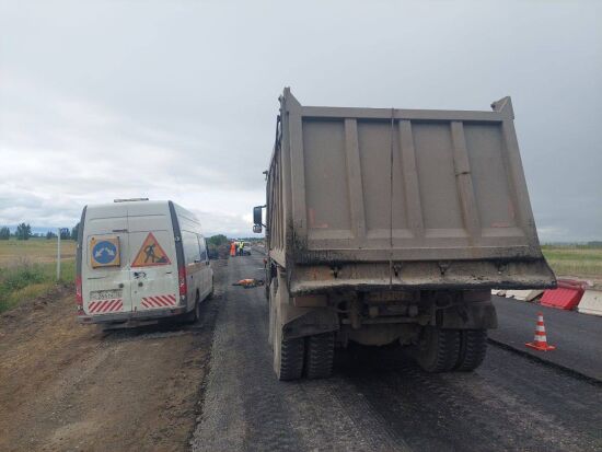 В Тюменской области грузовик насмерть задавил 32-летнего дорожного рабочего