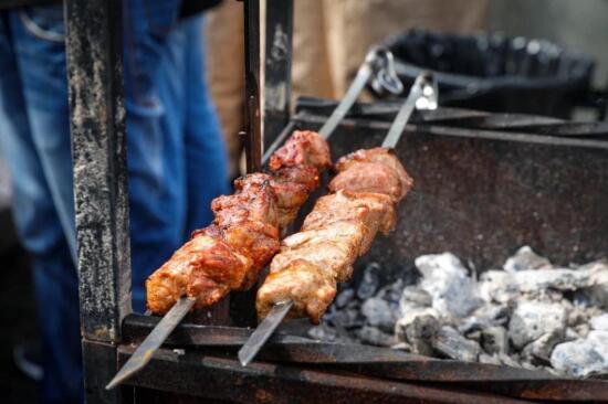 В тюменском кафе готовили шашлыки из опасного мяса