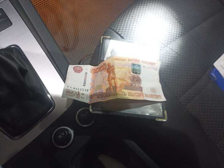 Тюменца подозревают в попытке дать взятку сотруднику полиции