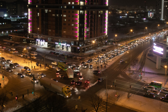 В центре Тюмени водители встали в 8-балльных пробках из-за отключения светофоров
