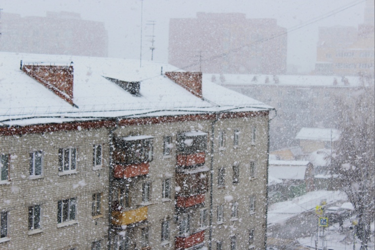 Погода в тюмени в апреле 2024г. Сильный снегопад. Снег в Тюмени. Большой снег. Мало снега.