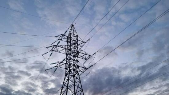 В Тюмени электромонтера ударило током при выполнении высотных работ