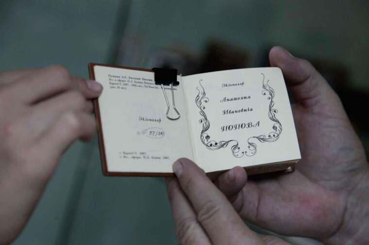 Миниатюрные сокровища в ладонях