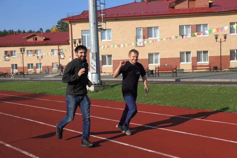 Президент «ОПОРЫ РОСCИИ» Александр Калинин (на фото справа) на утренней пробежке