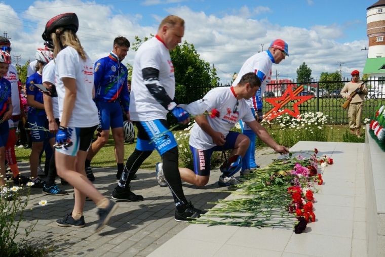 Жители Червишево и участники велопробега возложили цветы к памятнику
