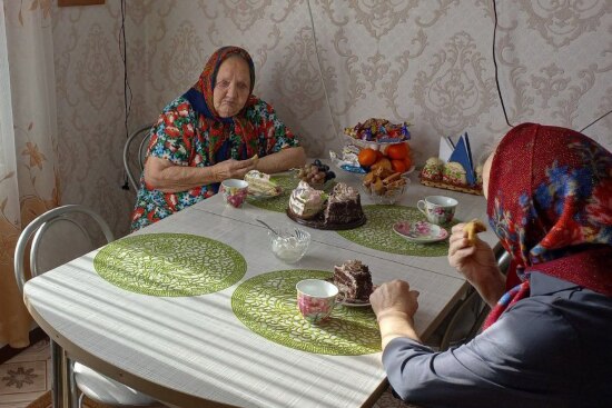 В Тюменской области одинокие пожилые люди и инвалиды могут жить в «приемных» семьях