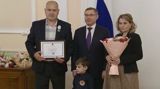 Владимир Якушев вручил орден «Родительская слава» многодетной семье Беловых из Челябинска