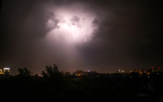 В ночь с 1 на 2 июня в Тюменской области ожидаются гроза, дождь и сильные порывы ветра