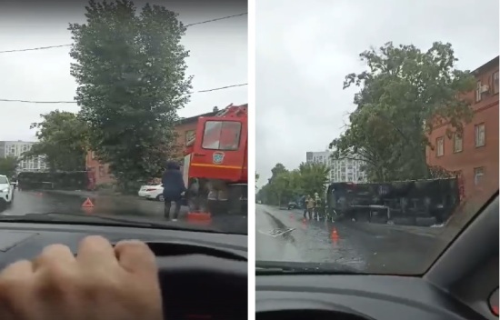 В Тюмени ехавший на вызов пожарный автомобиль опрокинулся на улице Комбинатской