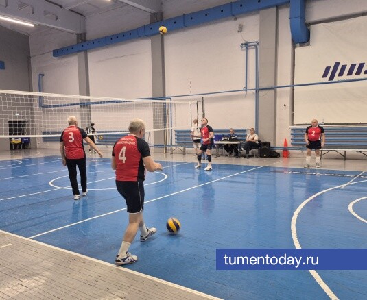 Команды СМИ и органов власти Тюменской области встретились на волейбольной площадке