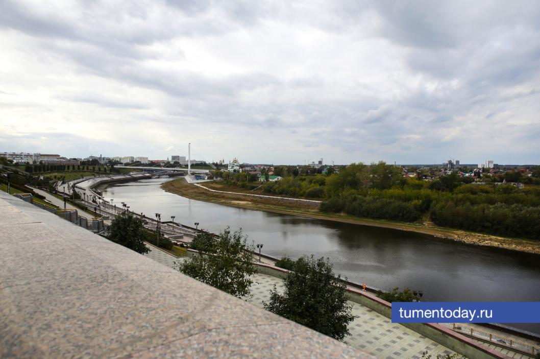 Тюменская набережная и мост Влюбленных. Фото Екатерины Христозовой