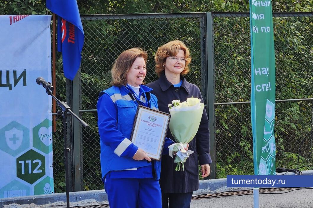 Директор департамента здравоохранения Наталья Логинова вручает награды | Фото Артемия Романова