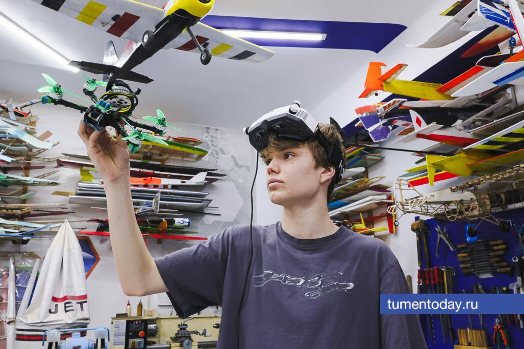 «Главные спонсоры – бабушки»: как тюменский подросток стал одним из лучших пилотов дронов России