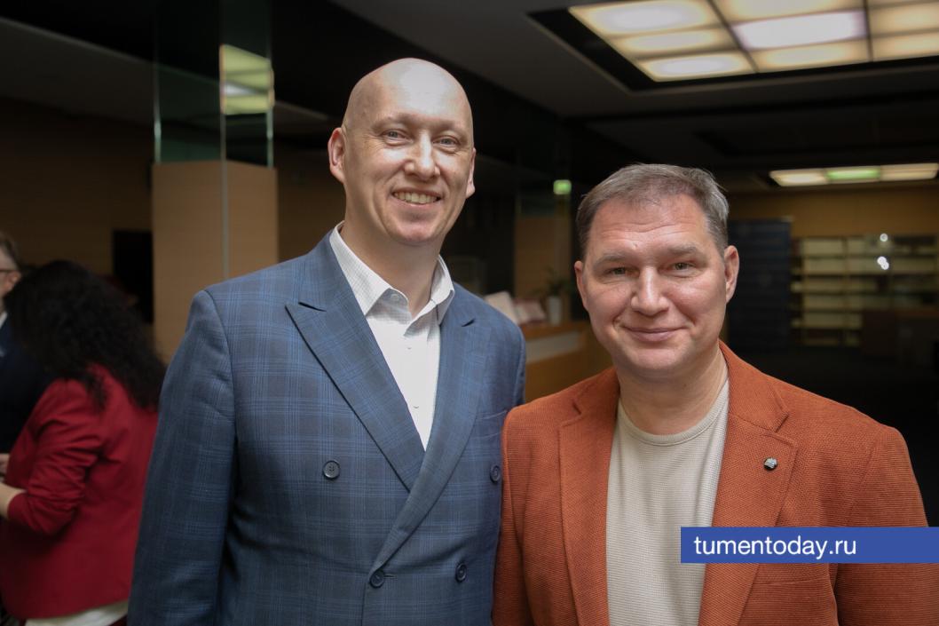 Замдиректора департамента по общественным связям Тюменской области Роман Мамонтов и директор Тюменского театра кукол Роман Явныч | Фото Сергея Куликова