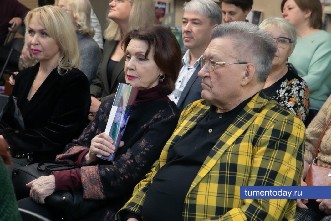 Главный редактор «Тюменской правды» Лариса Вохмина и краевед Анатолий Омельчук | Фото Сергея Куликова 