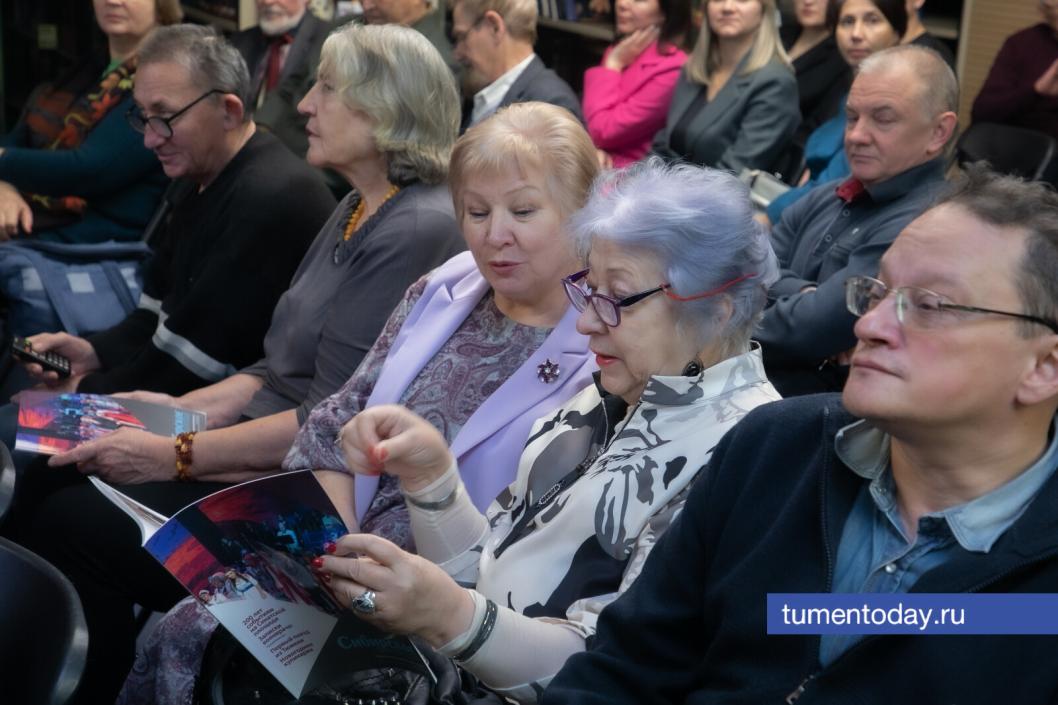 В центре – мэтр тюменской журналистики Любовь Карпенко  и Заслуженный работник культуры РФ Светлана Чуева | Фото Сергея Куликова 