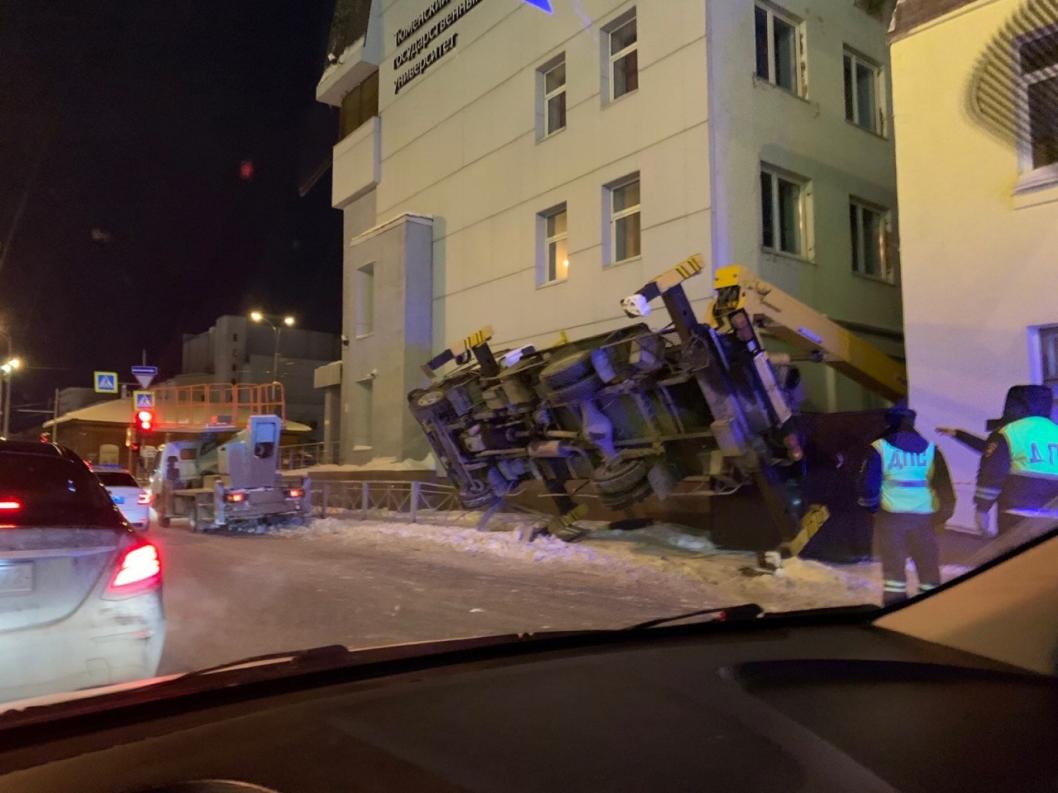 В Тюмени опрокинулась автовышка с людьми внутри