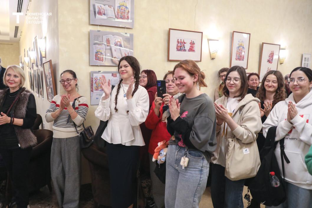 «В тени слов»: в Тюмени открылась выставка иллюстраций Евгения Андреева