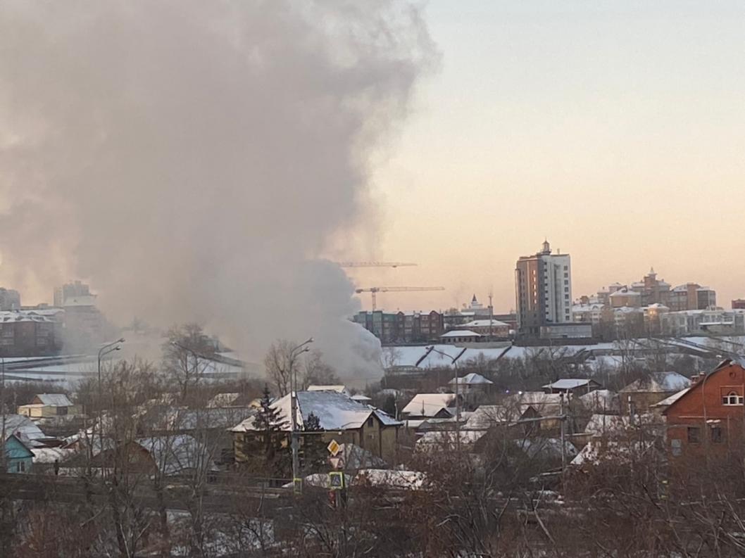 В заречной части Тюмени сгорели хозпостройки и две машины