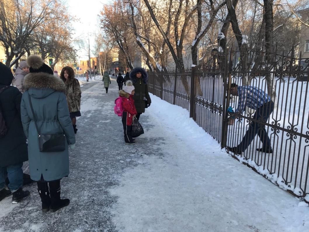 Детей вывели из гимназии 21. Ворота закрыли. Фото Екатерины Христозовой