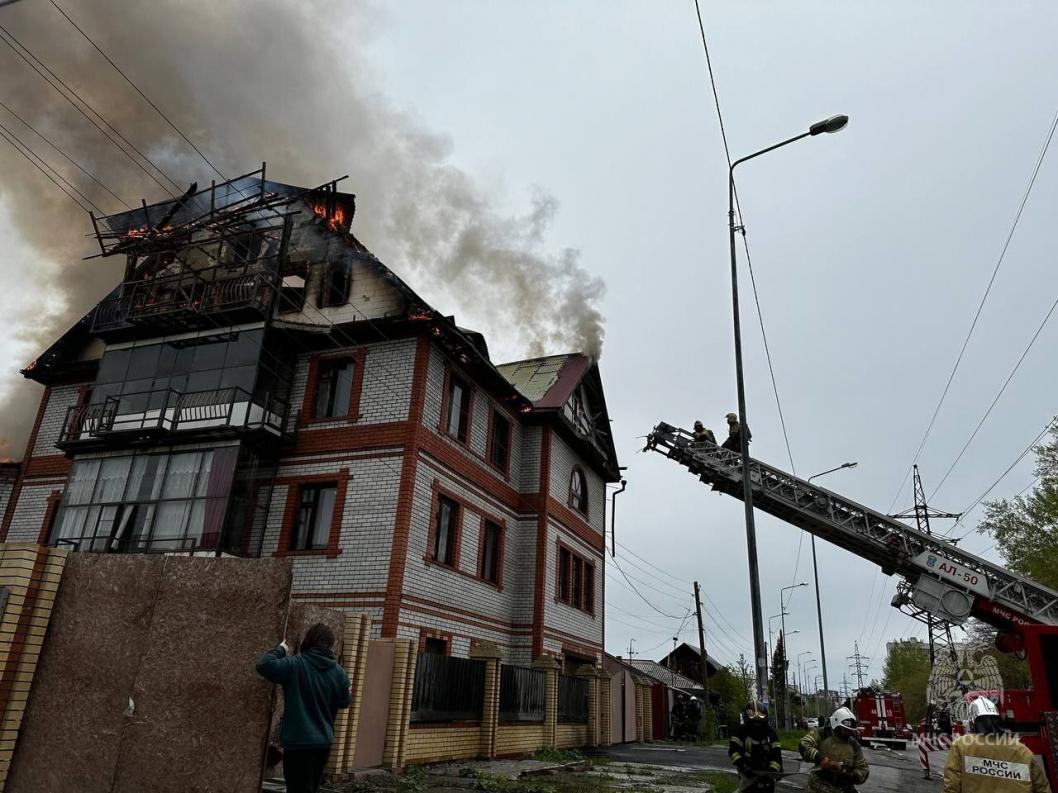 В Тюмени загорелся дом в районе Маяка | 13.05.2024 | Тюмень - БезФормата