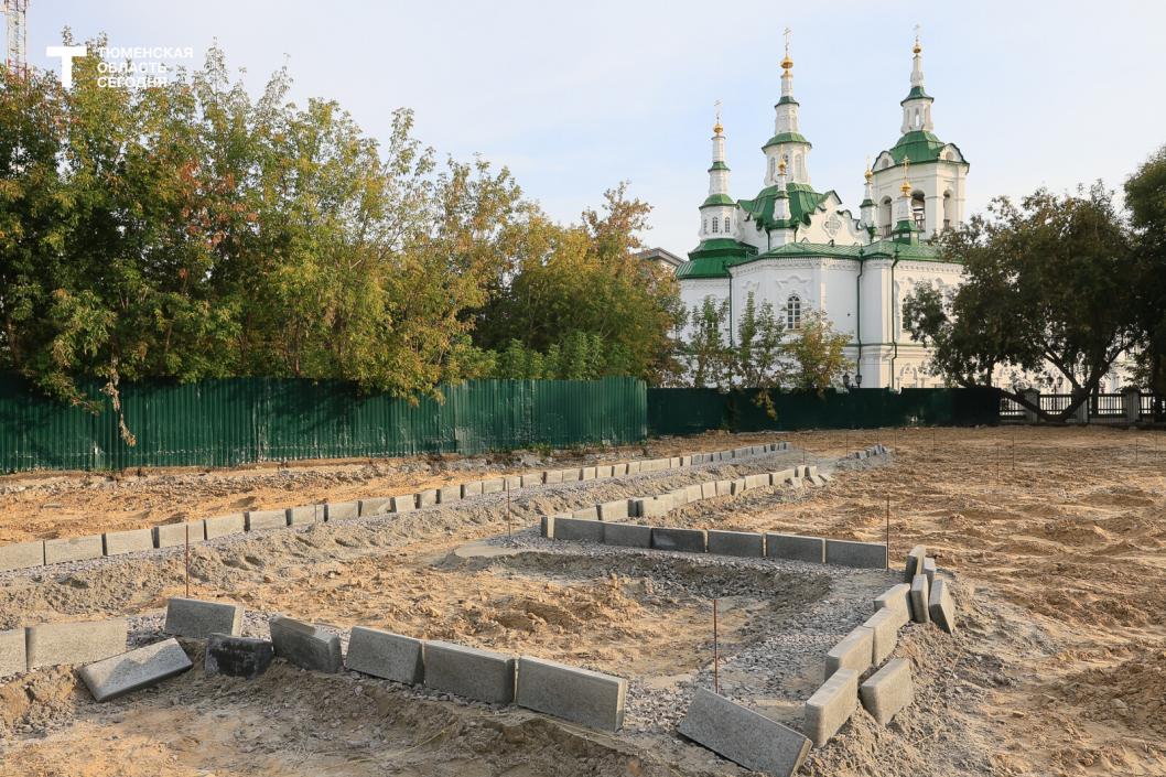 Парковка за Спасской церковью в Тюмени превращается в новый сквер