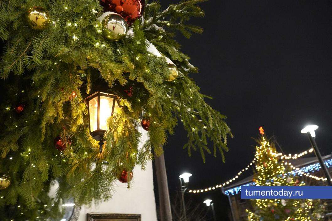 Теплый свет, натуральные материалы и винтаж: как украсить двор к Новому году