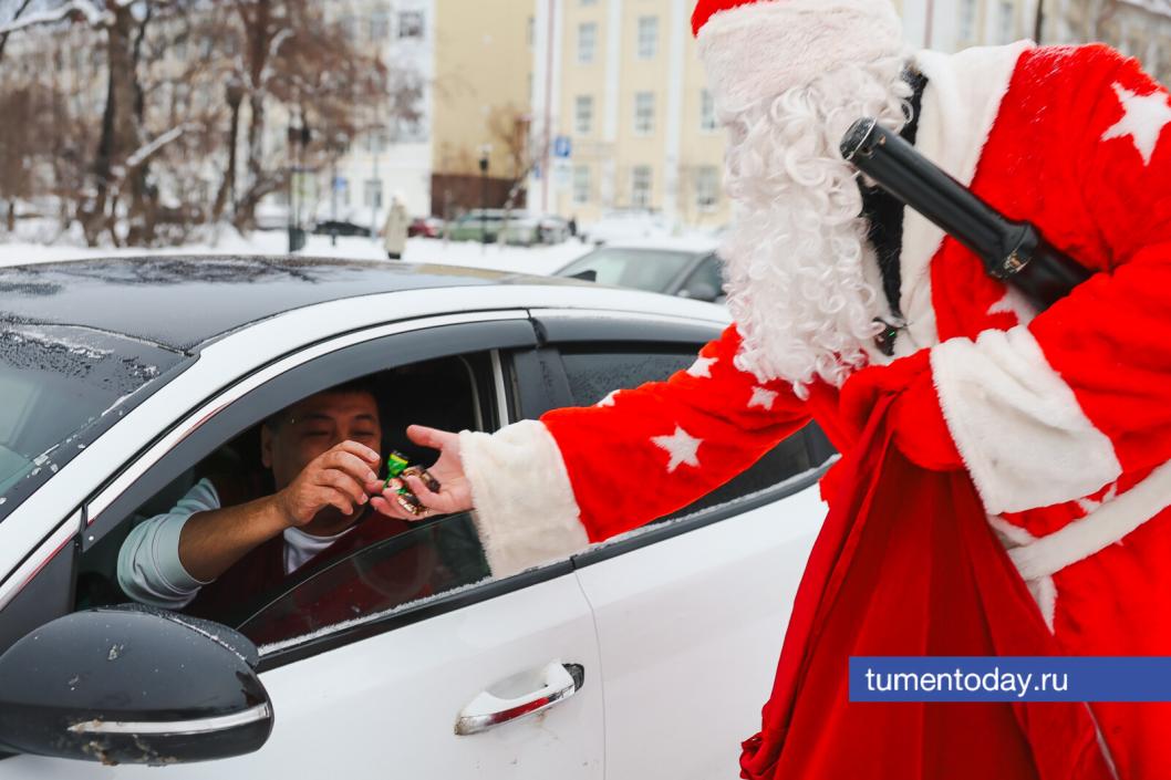 Новогодний сюрприз от Госавтоинспекции: в Тюмени наградили водителей без штрафов