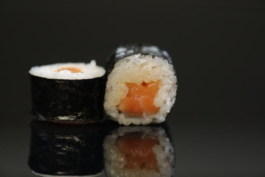 Температура после суши. Отравленные суши. Роллы это вредная еда. Роллы вред. Неоновый роллы суши.