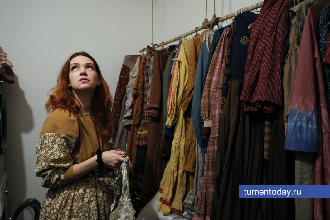 «Открываю портал в прошлое»: тюменская мастерица создала более 150 исторических костюмов