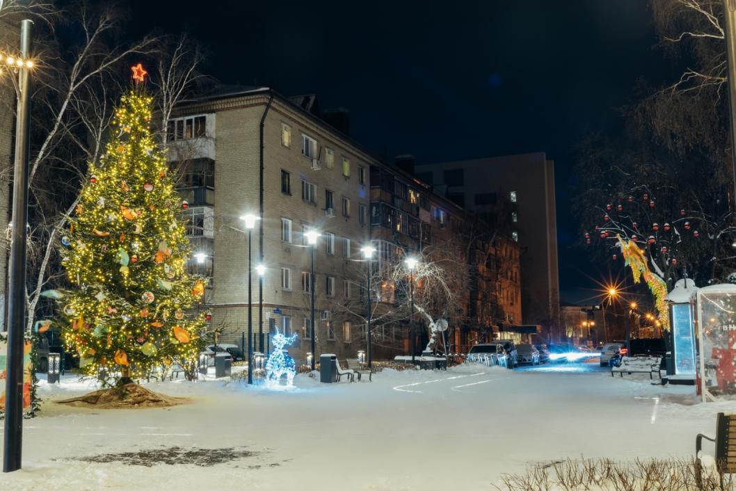В Тюмени на улице Дзержинской «выросла» сказочная ремесленная ёлка