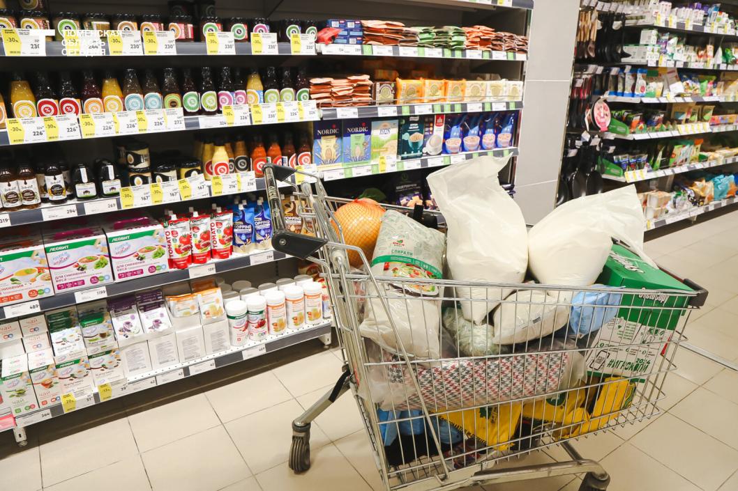 Многие продукты в Тюменской области за год подешевели. Сравниваем цены