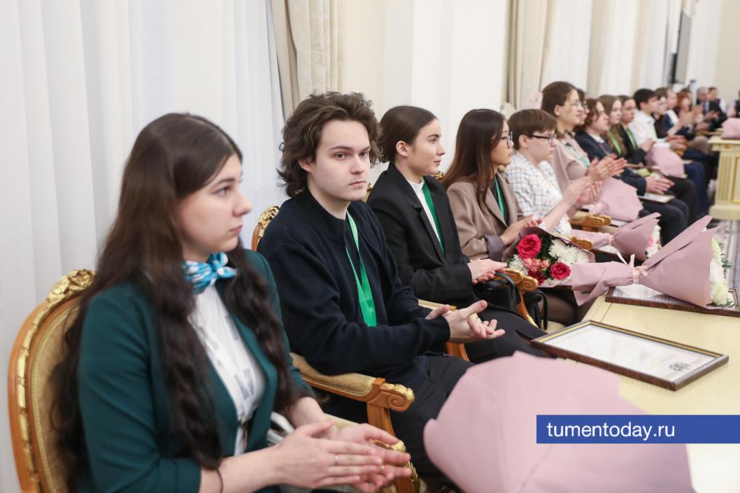 Александр Моор встретился с командой «Профессионалов» региона