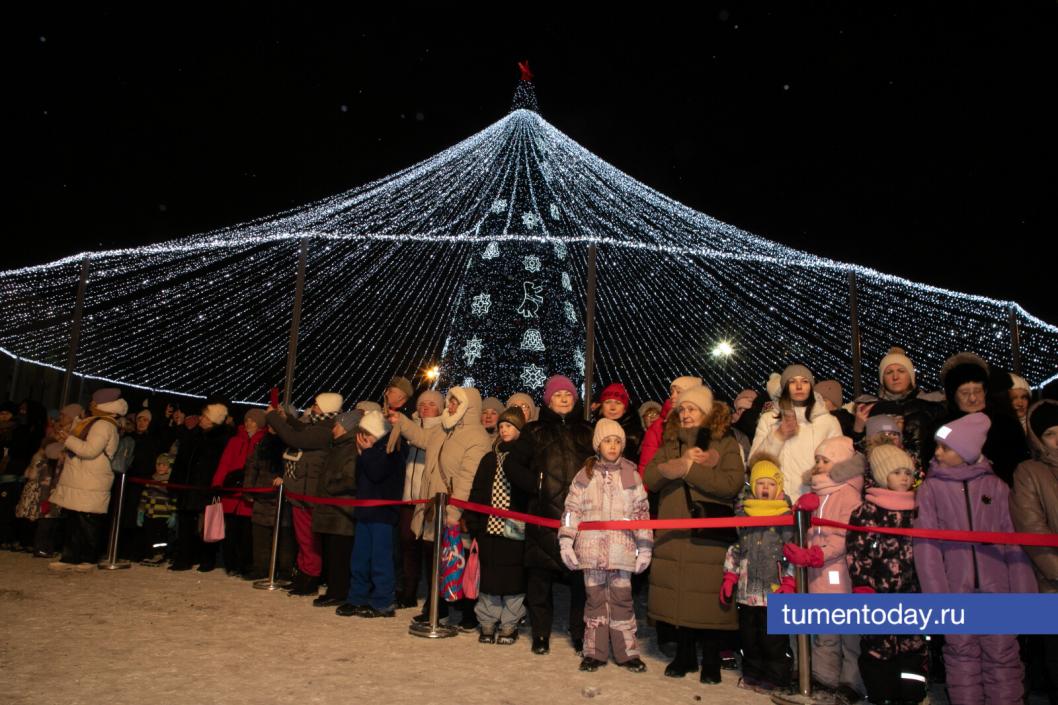 В Тюмени открыли главную городскую елку