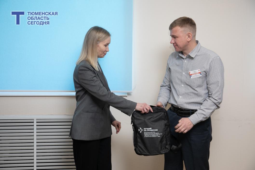 Кадровый центр «Работа России» вручил участникам номинации «Второй старт» приветственные подарки | Фото Сергея Куликова  