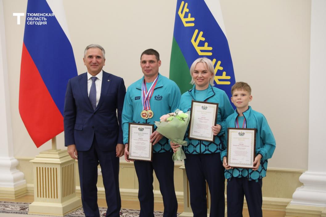 Александр Моор наградил тюменскую сборную II Кубка для Защитников Отечества в УрФО