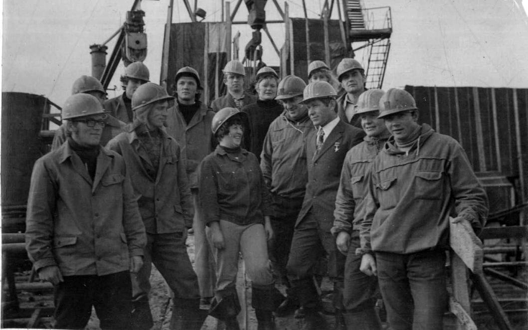 Бригада Николая Глебова – многократный победитель соцсоревнований. Анна Глебова - всегда в центре внимания. 1975 год. Фото предоставлено МНП «Геодата». Автор неизвестен